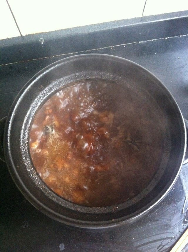 牛肉炖菜,换了个大锅炖,这是炖了两个小时后的样子,炖至肉烂就可以了,也可以在电高压锅内炖