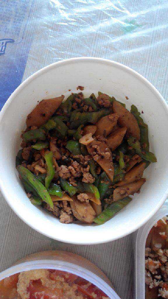 青椒火腿,最后加肉末，盐等调味即可
