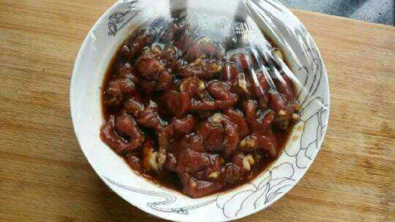 蒜泥蜜汁叉烧肉,用保鲜膜封起来,我腌制了2个小时这样时间长就入味点。