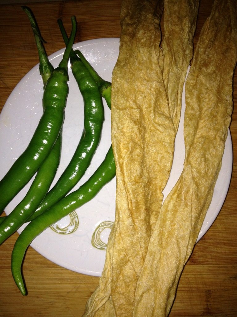 干煸人造肉,这个就是<a style='color:red;display:inline-block;' href='/shicai/ 8609'>人造肉</a> 其实就是纯豆皮 黄豆用机器不加任何东西直接挤出来的纯豆皮 这种比千张纯 筋 有口感 煸炒后有吃肉的感觉故得名<a style='color:red;display:inline-block;' href='/shicai/ 8609'>人造肉</a>