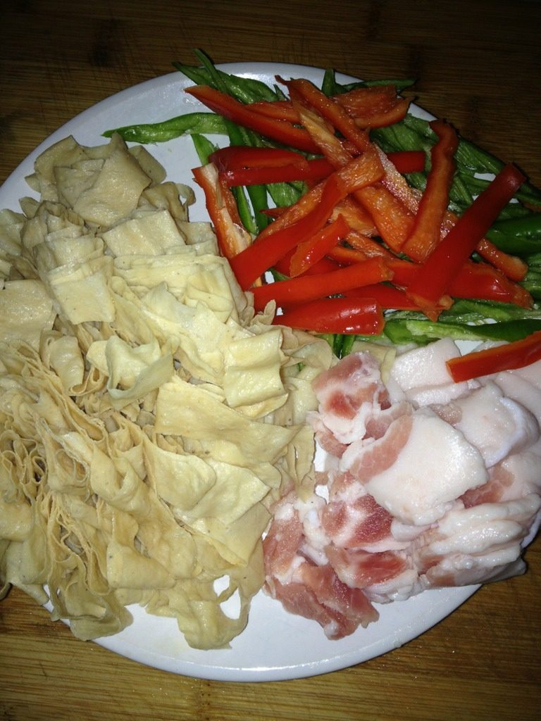 干煸人造肉,人造肉用凉水泡上几分钟 泡软后挤掉水份切条 青红椒切丝 <a style='color:red;display:inline-block;' href='/shicai/ 428'>五花肉</a>切片