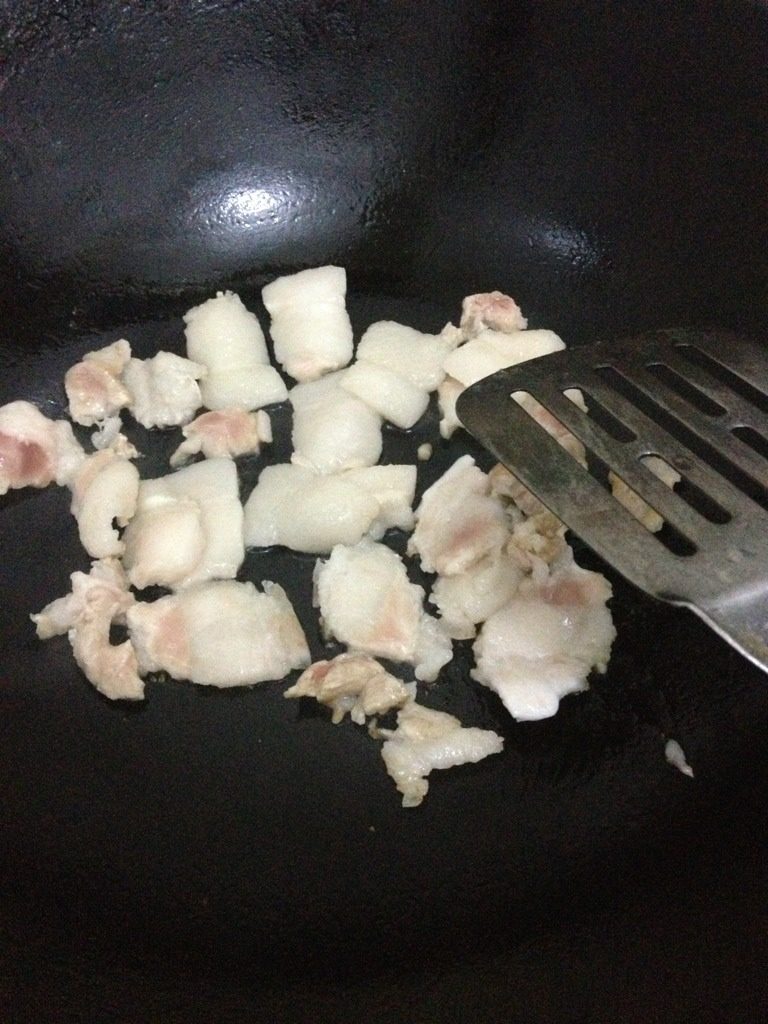 干煸人造肉,锅烧热 不需加油 直接入五花肉煸炒 炒至两面焦黄 煸出油脂 如果油不够可再加一些 我用的五花肉够肥 就不用再加油了