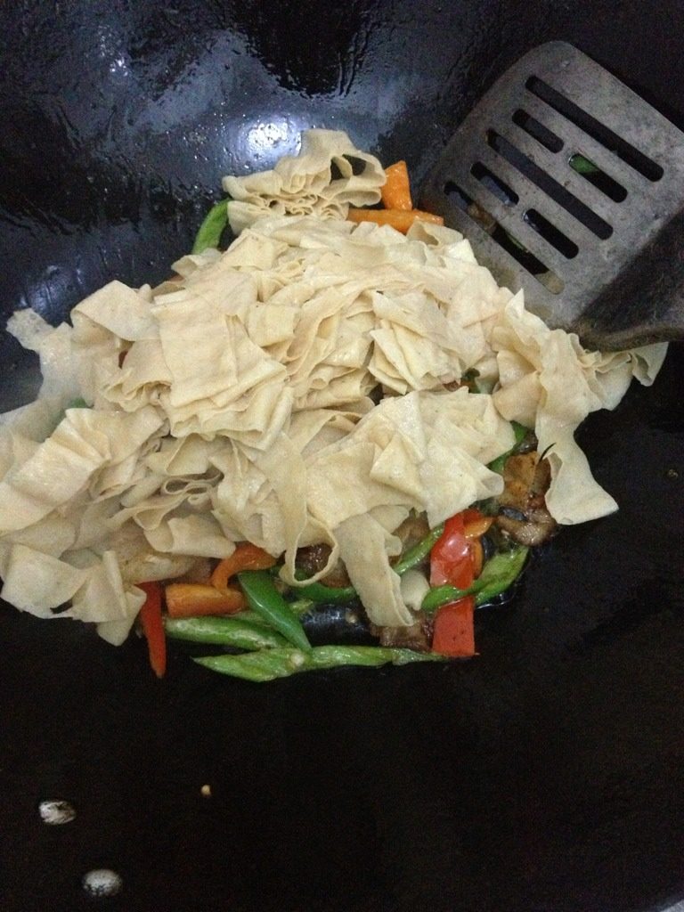 干煸人造肉,加入人造肉 适量盐 <a style='color:red;display:inline-block;' href='/shicai/ 692'>酱油</a>翻炒 其中不加水 干煸翻匀