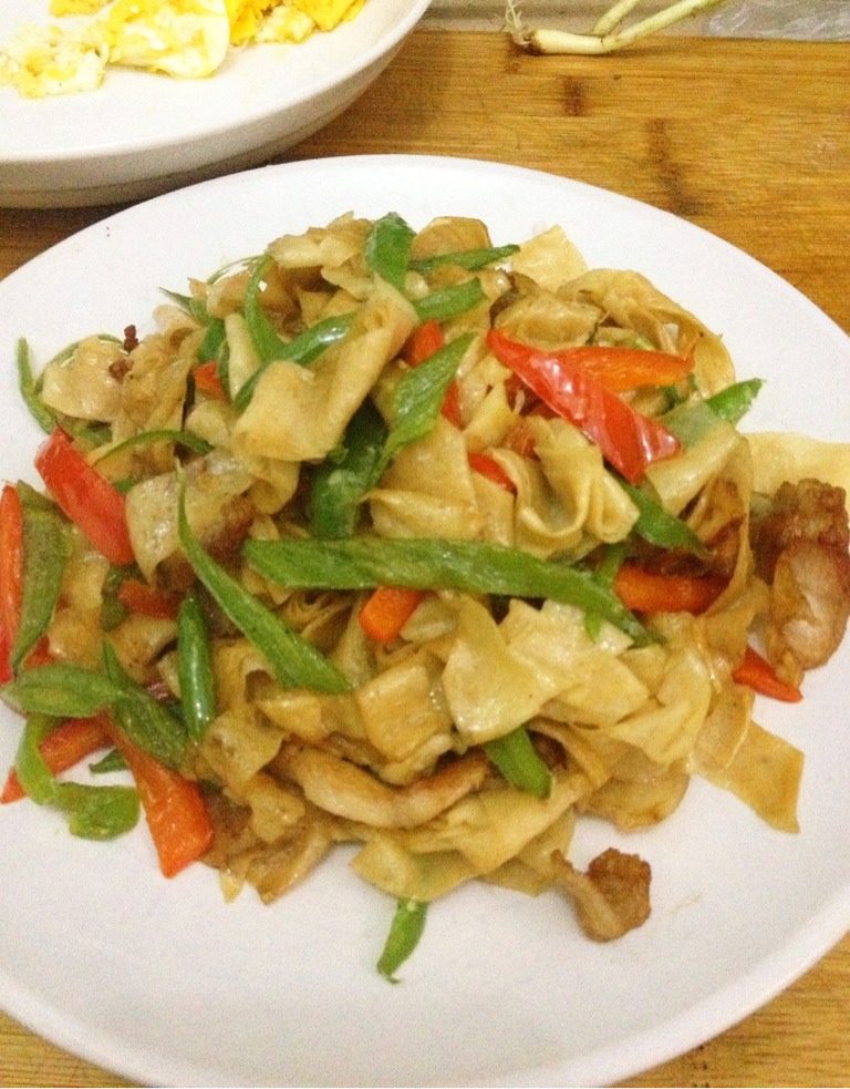 干煸人造肉,出锅咯 五花肉焦焦脆脆的 人造肉因是干煸的很有口感 比肉还好吃呢