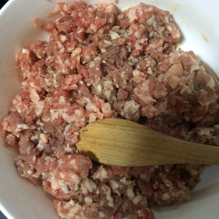 黑椒牛肉餐包,如图将牛肉粒打散