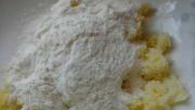 香脆蛋卷,筛入低粉,继续拌和均匀,这一步可以用橡皮刀刮,但是不要过度搅拌,以免起筋。