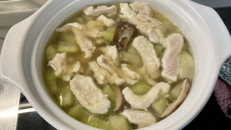 冬瓜瘦肉汤➕冬瓜香菇鸡肉汤,保持小火汤汁微沸,一片片加入腌制后的肉片,不要急着搅拌,以免淀粉融入汤中,汤就变糊了。煮到肉片变白定型,转中火继续煮半分钟