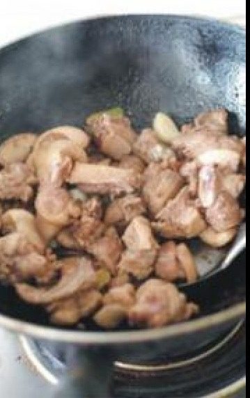 啤酒鸭,如图4. 大火煸炒至鸭肉收干不出水（出水多可以倒掉），并且炒出部分鸭油。