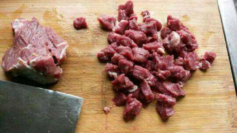 杏鲍菇炒牛肉,准备好的<a style='color:red;display:inline-block;' href='/shicai/ 216'>牛肉</a>洗干净切成丁（<a style='color:red;display:inline-block;' href='/shicai/ 216'>牛肉</a>没用完）。