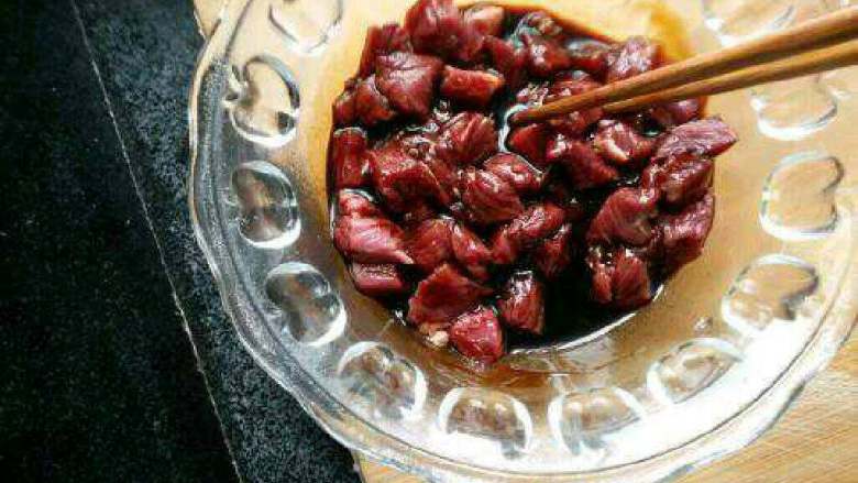 杏鲍菇炒牛肉,把切好的牛肉丁放进碗里，加入适量<a style='color:red;display:inline-block;' href='/shicai/ 788'>生抽</a>，<a style='color:red;display:inline-block;' href='/shicai/ 762'>老抽</a>，<a style='color:red;display:inline-block;' href='/shicai/ 718'>料酒</a>，<a style='color:red;display:inline-block;' href='/shicai/ 12043'>花椒粉</a>，生粉搅拌均匀腌制一下。