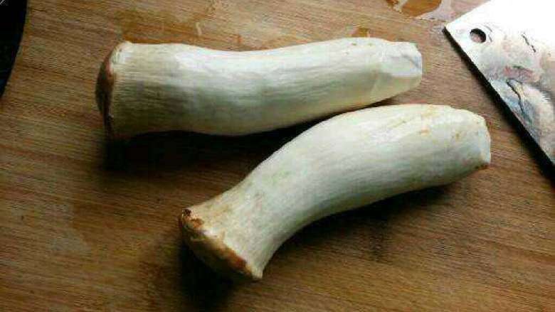 杏鲍菇炒牛肉,<a style='color:red;display:inline-block;' href='/shicai/ 238'>杏鲍菇</a>洗干净。