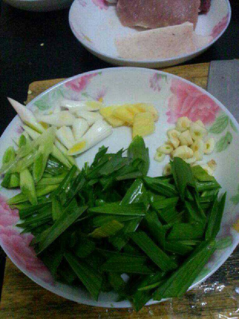 小白菜炒肉,这些配料切好