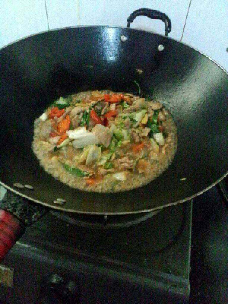 小白菜炒肉,加点水炒熟。即可