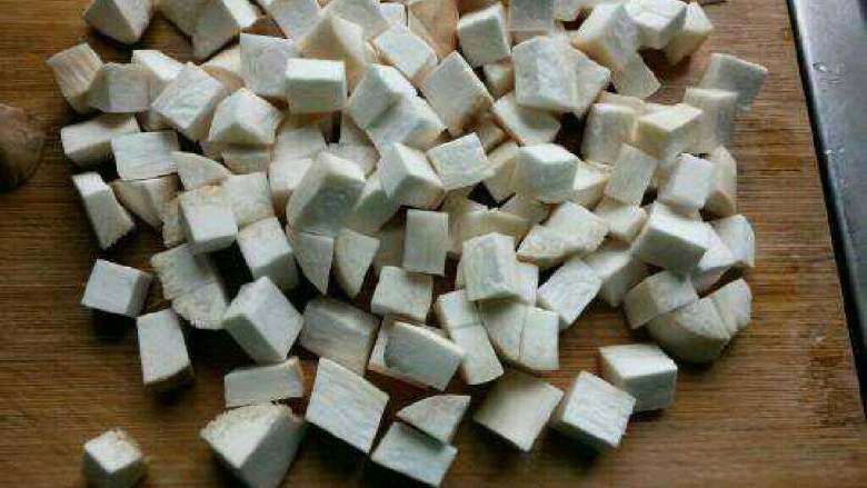 杏鲍菇炒牛肉,切成丁。