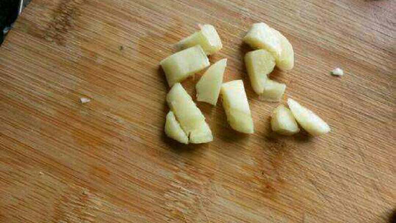 杏鲍菇炒牛肉,蒜切好。