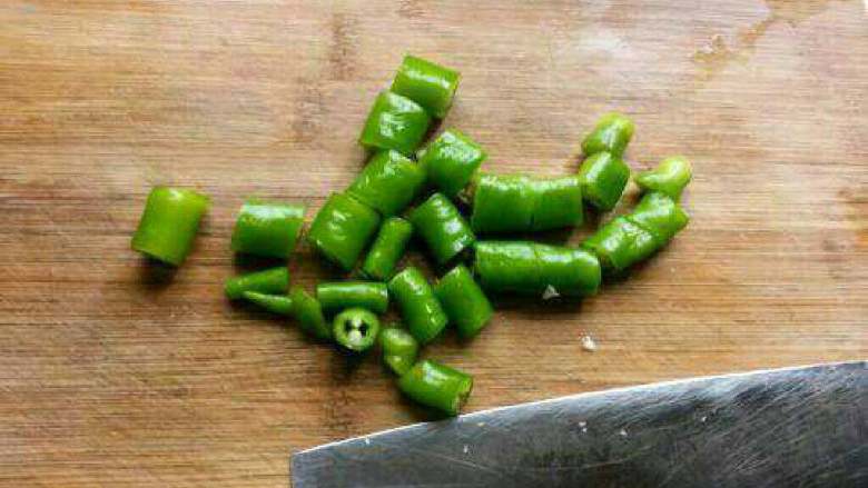 杏鲍菇炒牛肉,<a style='color:red;display:inline-block;' href='/shicai/ 61'>青椒</a>切好。