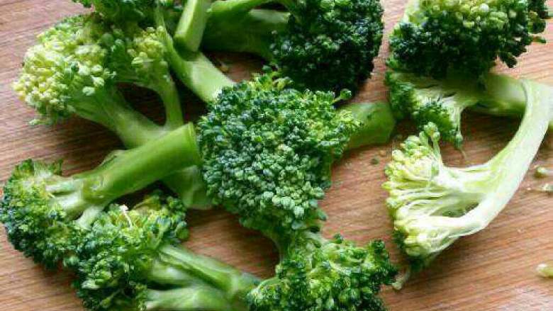 杏鲍菇炒牛肉,<a style='color:red;display:inline-block;' href='/shicai/ 119'>西兰花</a>掰成小朵。