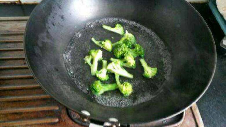 杏鲍菇炒牛肉,锅里烧水开后把西兰花倒进去煮熟捞起来。