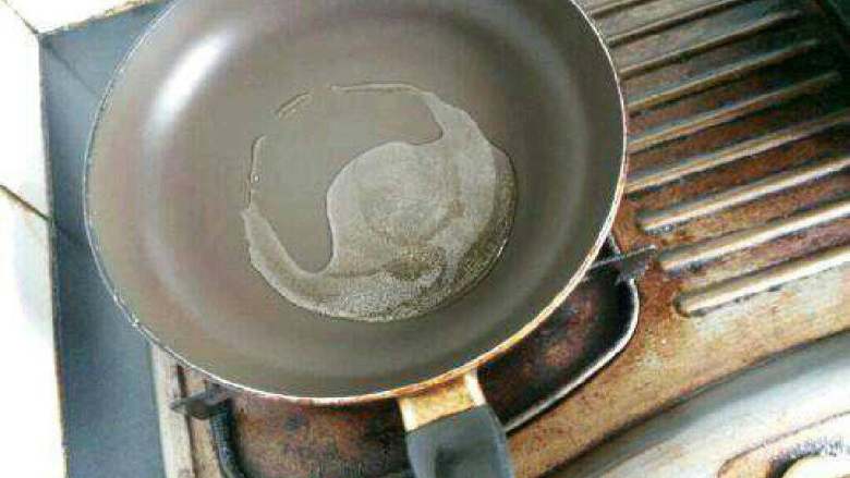 杏鲍菇炒牛肉,锅里放油。