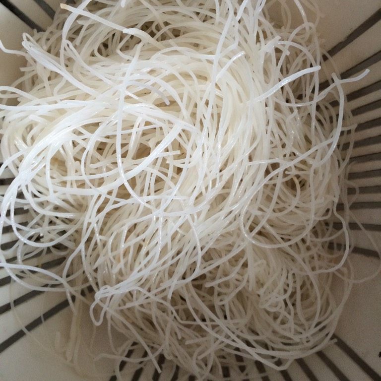 自制米线,如图将干米线提前两小时泡好,我是早上上班前泡上,中午时间刚好,沥干水备用