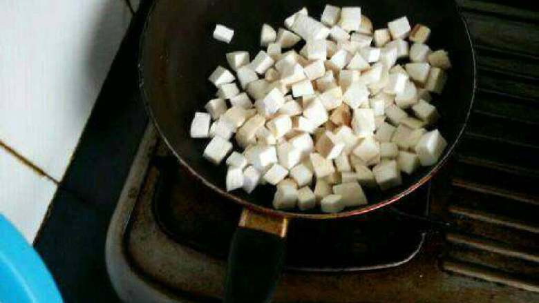 杏鲍菇炒牛肉,把杏鲍菇倒进去翻炒。