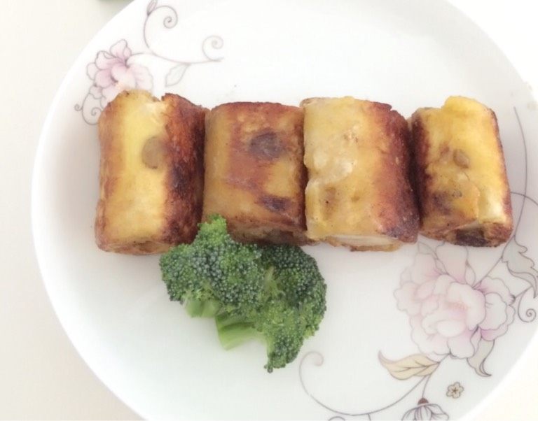 香蕉土司卷,最后平底锅倒入食用油(能接受黄油的重味也可以用黄油)用小火慢慢煎,不然很容易焦哦!煎完就可以装盘了