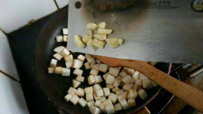 杏鲍菇炒牛肉,在加入蒜。