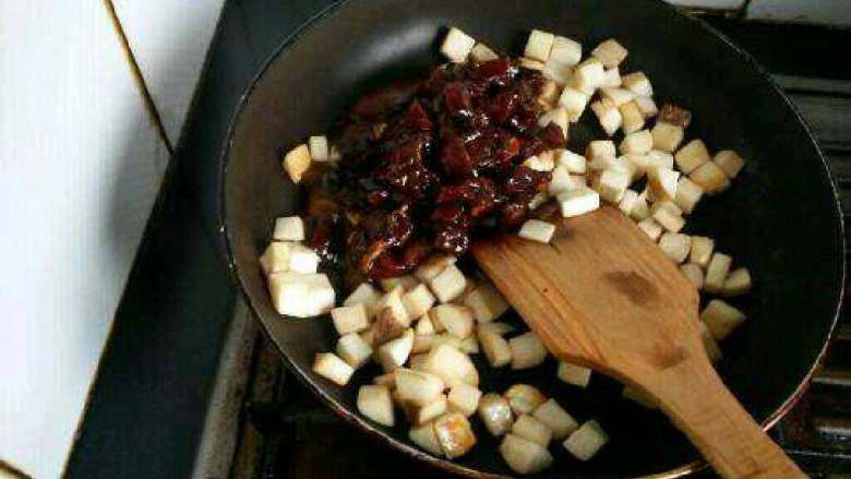 杏鲍菇炒牛肉,在倒入腌制好的牛肉一起翻炒。