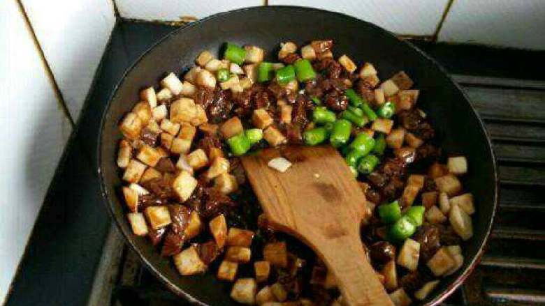 杏鲍菇炒牛肉,在加入青椒翻炒均匀，在适量盐调味翻炒几分钟就可以了。