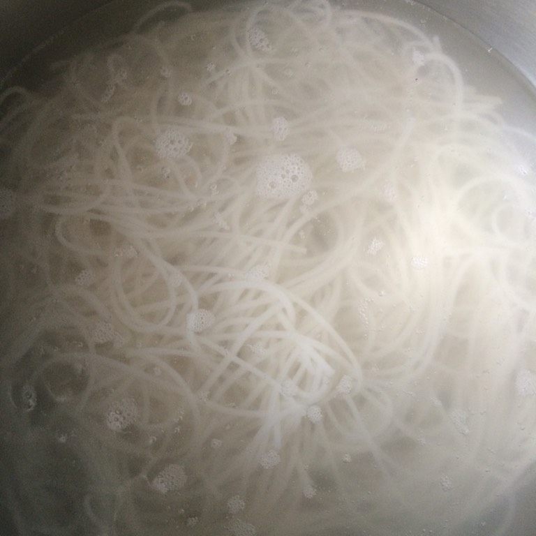 自制米线,如图锅里煮水,水开后下米线