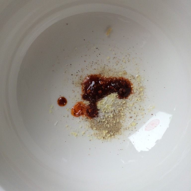 自制米线,如图在面碗里一次加入白胡椒粉,鸡精,辣椒油,花椒粉