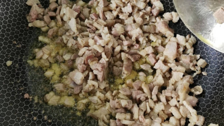 肉酱拌面,锅中倒入油,油烧热后把肉丁倒入锅中炒香。