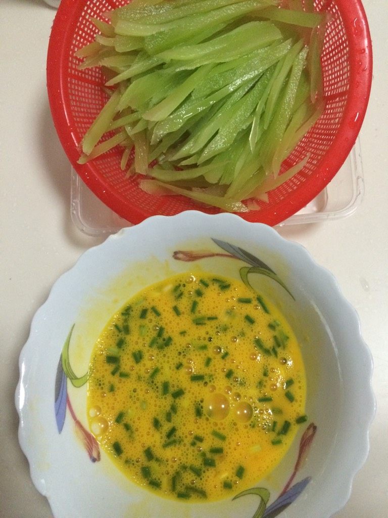 莴笋炒蛋,如图<a style='color:red;display:inline-block;' href='/shicai/ 124'>莴笋</a>去皮切丝洗净沥干水分，<a style='color:red;display:inline-block;' href='/shicai/ 11'>鸭蛋</a>敲入碗中加<a style='color:red;display:inline-block;' href='/shicai/ 3250'>葱</a>花、少许盐打散备用；