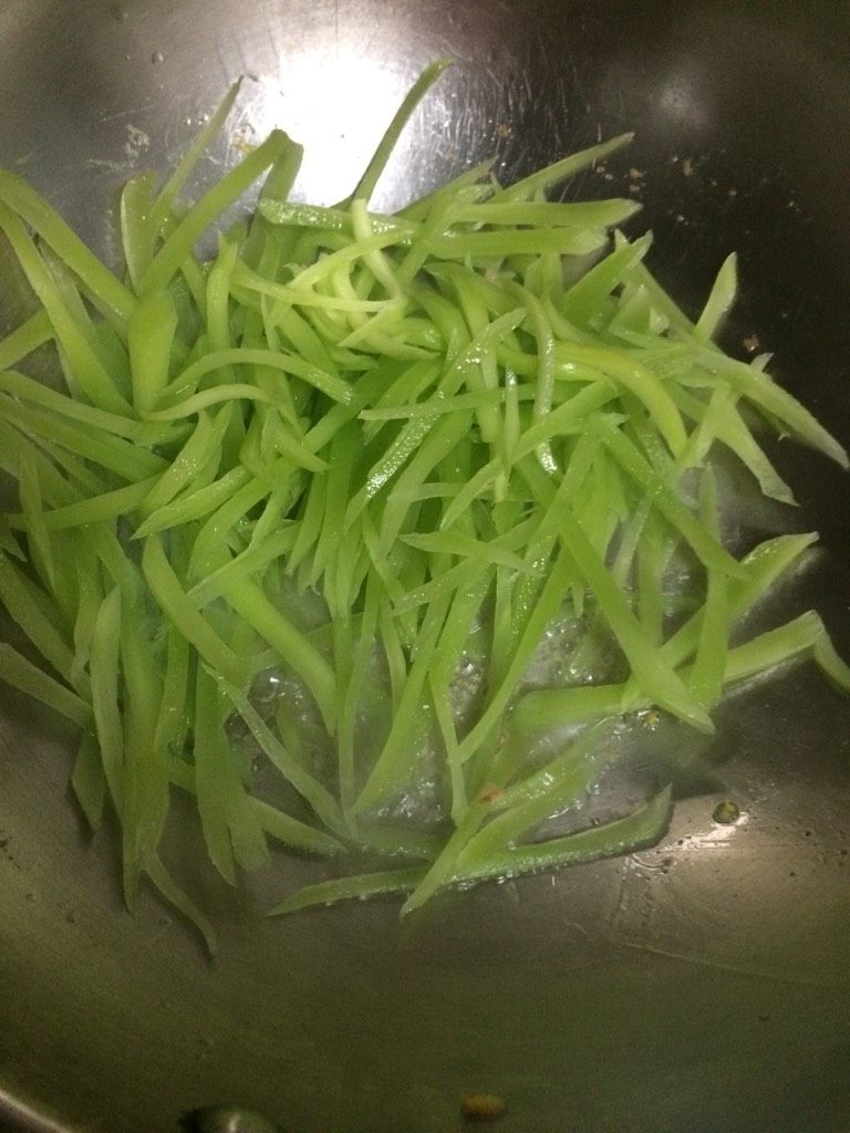 莴笋炒蛋,如图起油锅，至6分热倒入莴笋丝翻炒，加少许盐、<a style='color:red;display:inline-block;' href='/shicai/ 10588'>糖</a>继续翻炒，至莴笋丝变软，即加入炒好的蛋；