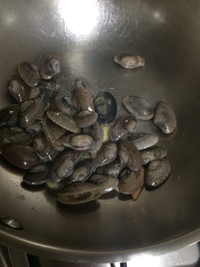 油蛤煲豆腐,如图起油锅加入姜片,至6分热倒入油蛤翻炒;