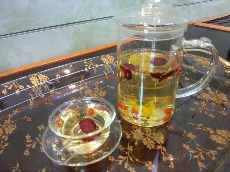 枸杞红枣菊花茶,开水冲洗以上食材，泡开即可。