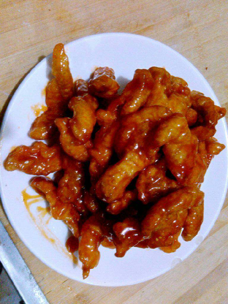 糖醋里脊,待油温高时，把成型的里脊条放入，可达到外焦里嫩的效果。然后锅内放入水，依次加入<a style='color:red;display:inline-block;' href='/shicai/ 699'>番茄酱</a><a style='color:red;display:inline-block;' href='/shicai/ 3729'>白糖</a><a style='color:red;display:inline-block;' href='/shicai/ 715'>白醋</a>和<a style='color:red;display:inline-block;' href='/shicai/ 933'>橙汁</a>，搅拌均匀后勾入淀粉芡糊，把里脊翻滚均匀挂上糊打一勺色拉油就好了！