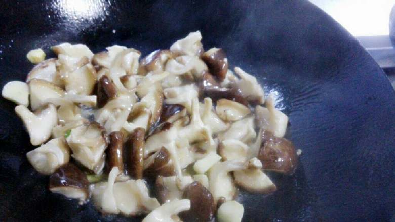 香菇滑鸡饭,锅里加入适量烧热,放入姜蒜炒香,再倒入香菇炒干水份~