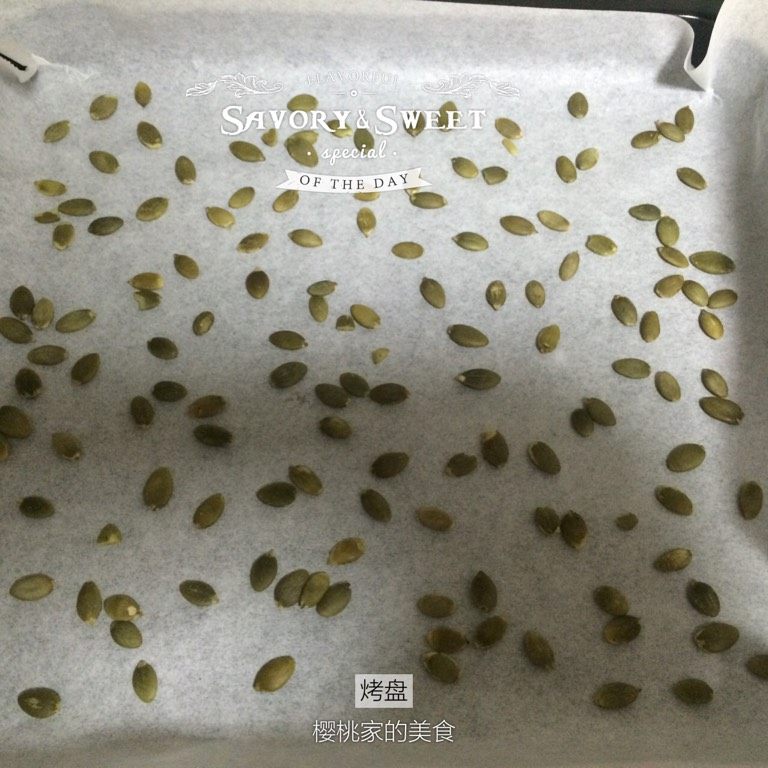 瓜子蓝莓蛋糕卷,如图烤盘中垫上油纸或锡纸,均匀洒上南<a style='color:red;display:inline-block;' href='/shicai/ 2462'>瓜子仁</a>;