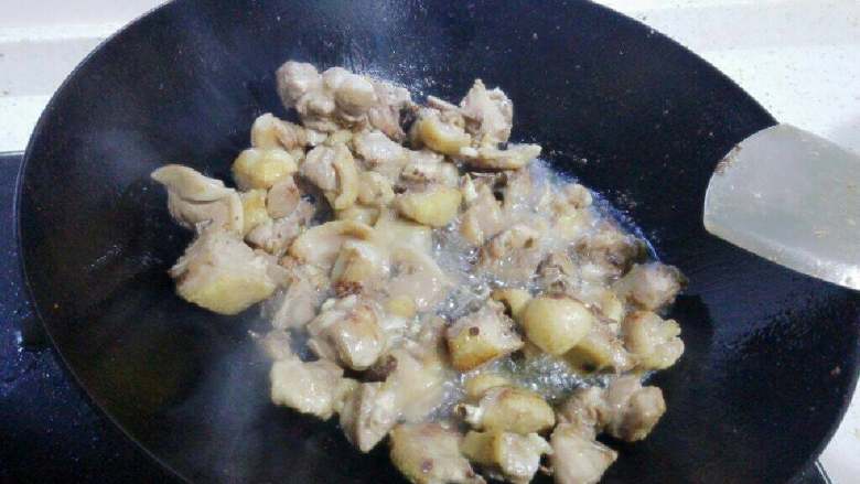土豆啤酒鸭,干锅,倒入鸭肉爆干水份后捞出。
锅里倒入适量油,放入鸭块爆香。