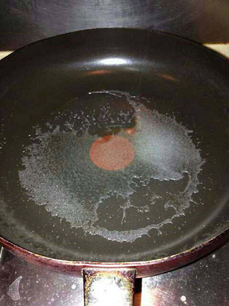 鱼骨虾饺汤,热锅放油盐
