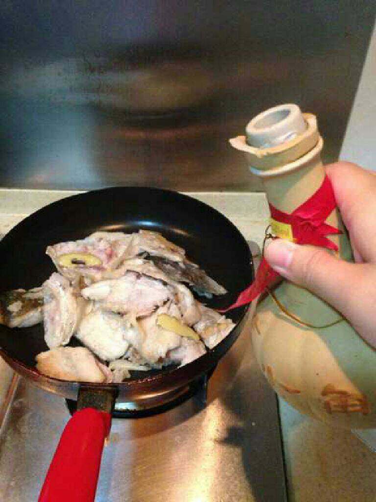 鱼骨虾饺汤,放入姜片,鱼骨,放点料酒