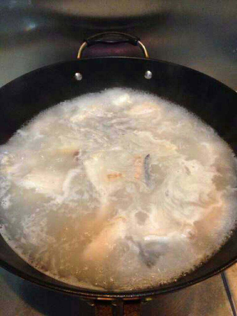 鱼骨虾饺汤,加开水煮开,捞起泡末