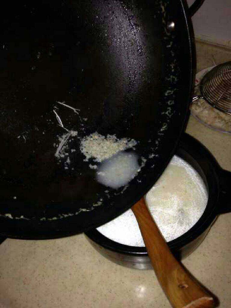 鱼骨虾饺汤,过滤好汤进砂锅