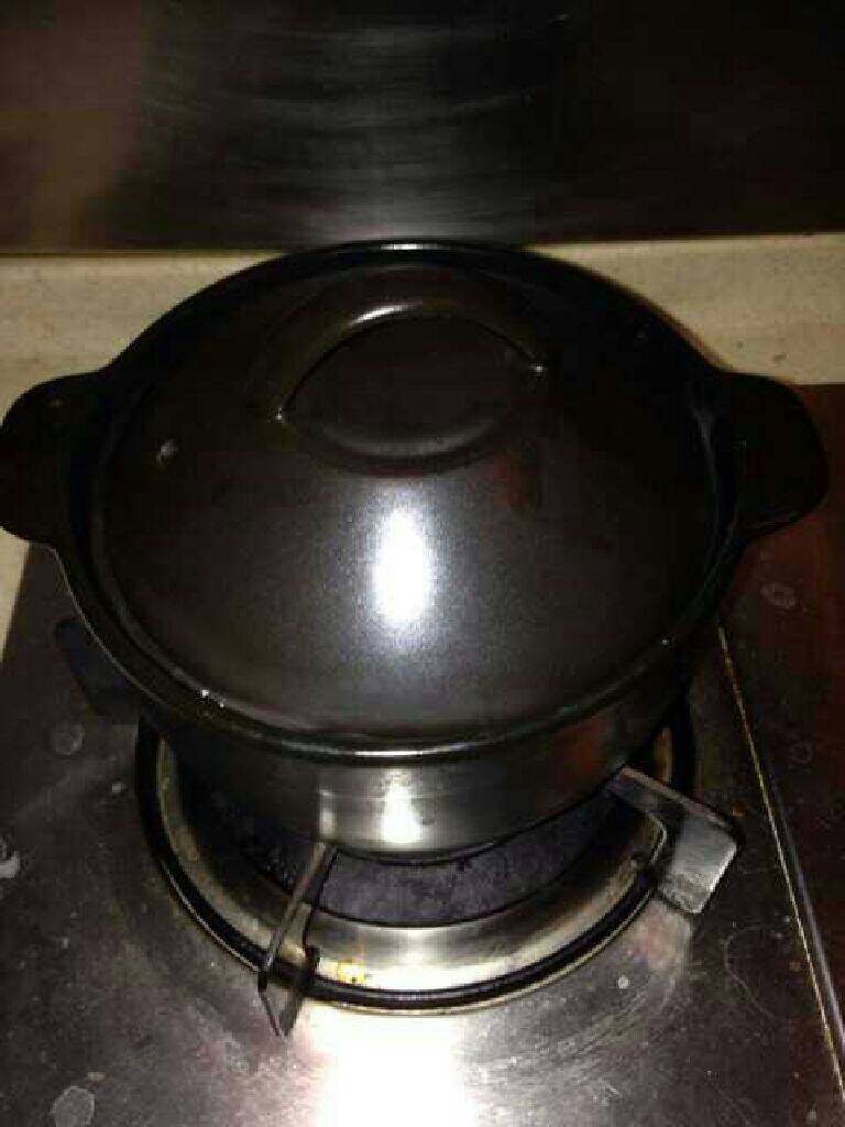 鱼骨虾饺汤,加盖煮熟