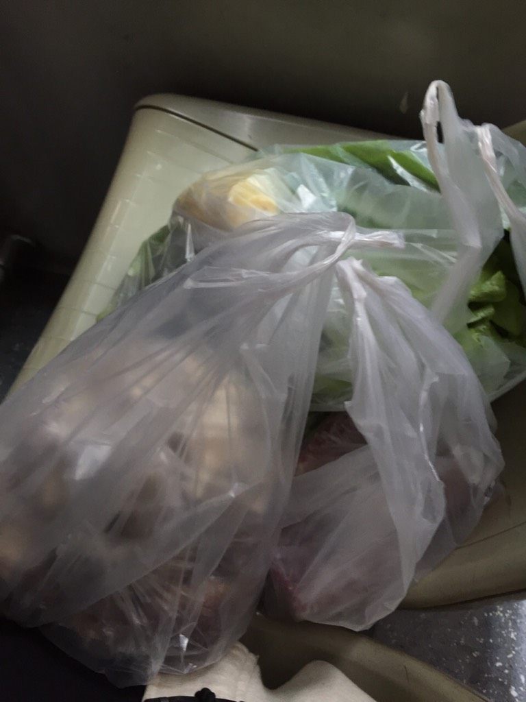 麻辣香锅,食材可以依据个人口味选择添加，还可以加入腊肉，魔芋粉、干豆腐等，口感更佳