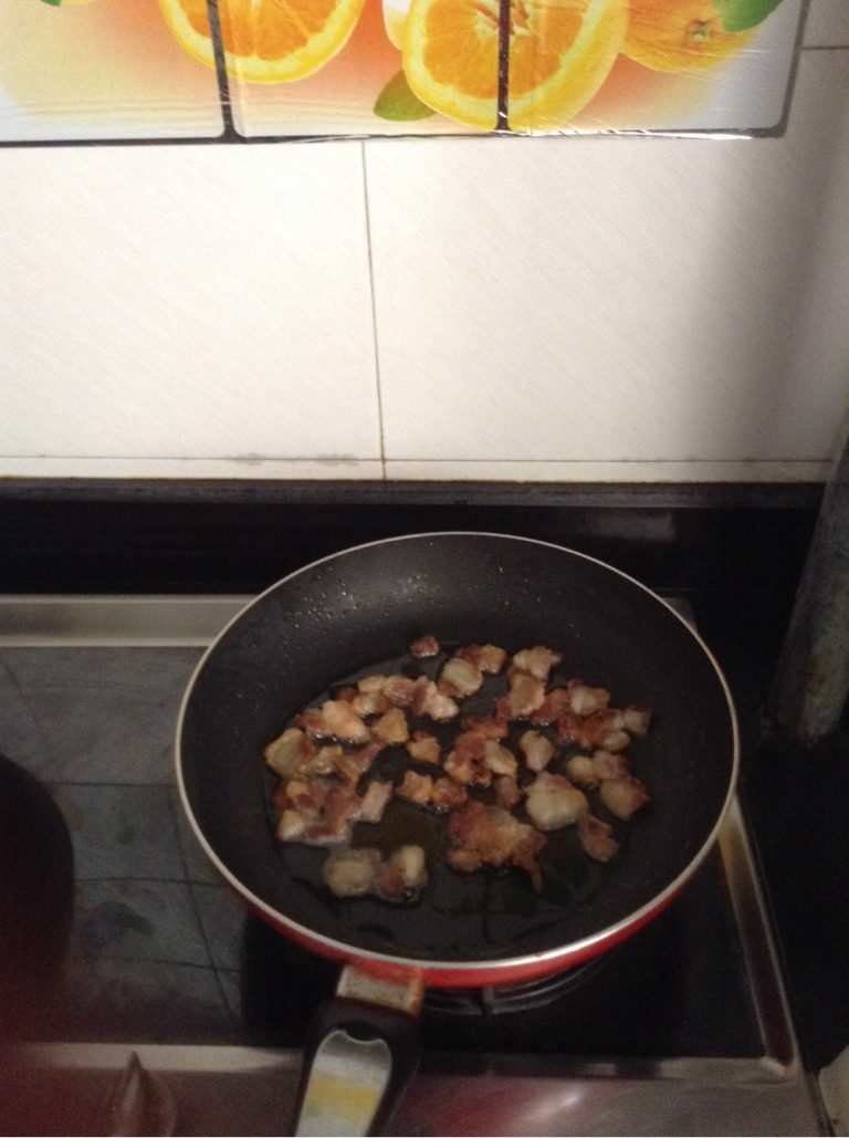 家常简易干㶽,五花肉小火煎至金黄色