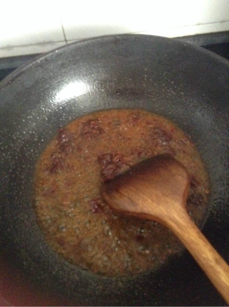 家常简易干㶽,捞出五花肉，锅内留油放入一大匙郫县豆瓣酱爆香