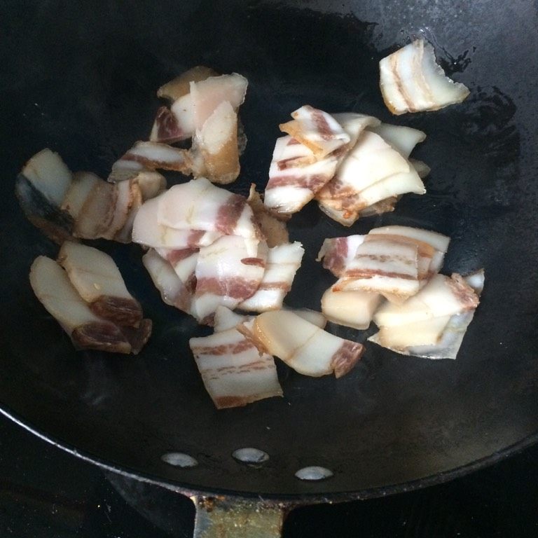 豉椒腊肉,如图锅烧热，下入肉片先煸炒出肥肉中多余油脂
