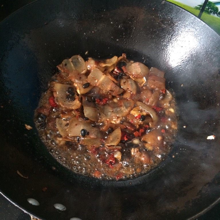 豉椒腊肉,如图下入<a style='color:red;display:inline-block;' href='/shicai/ 816'>干豆豉</a>，炒香，溜少量开水入味